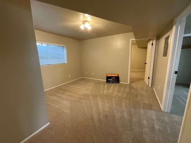Building Photo - 5 bedroom 3 bath Home 2 car garage- Small dog friendly