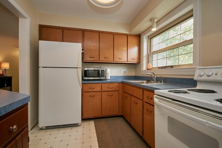 Plenty of cabinets! - 805 23rd St S
