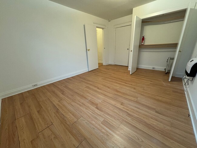 Building Photo - 1 bed/1 bath unit in triplex located in de...