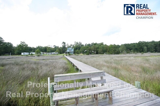 Building Photo - Charming Water Front Home with Private Dock