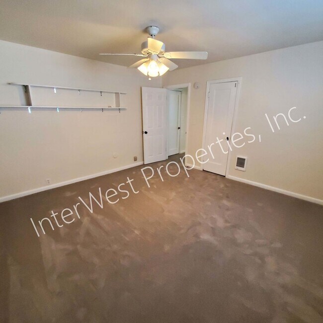 Building Photo - 3+bd 1.5 ba Single Level West Salem Home w...