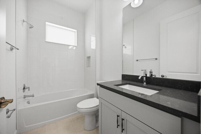 Building Photo - 15144 Wildwood Cir