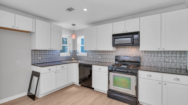 Building Photo - Beautifully Redone 2 Bedroom House! Availa...
