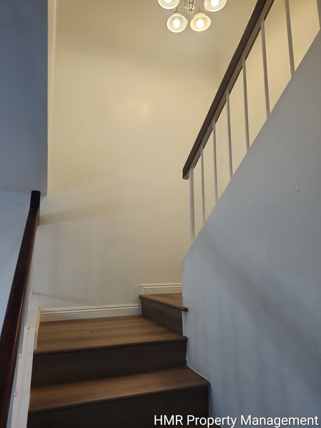 Building Photo - Spacious & Convenient 3-Bedroom Townhouse