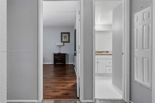 Building Photo - 3083 N Oakland Forest Dr