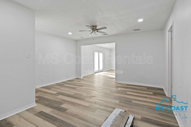Building Photo - 340 Hiller Dr