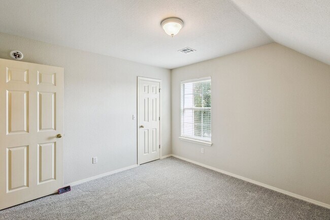 Building Photo - Spacious 4 Bedroom + Bonus Room