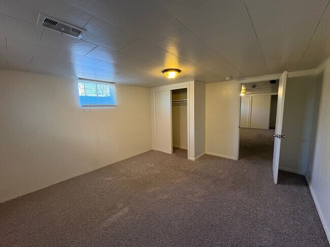 Building Photo - Newly Updated - Spacious 5 Bed 2 Bath Home