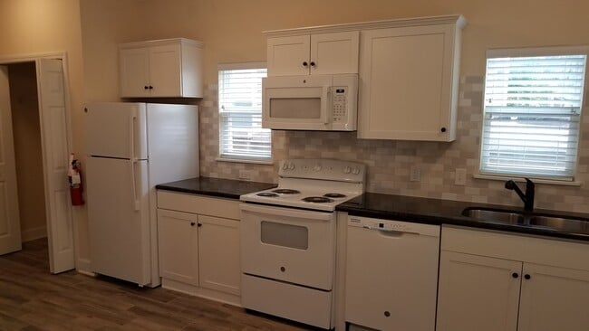 Building Photo - BEAUTIFUL STUDIO NEAR SORORITY ROW!!