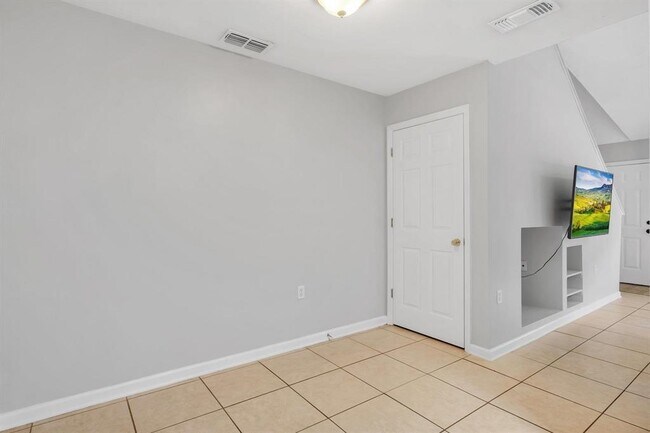 Building Photo - 241 Dixie Dr