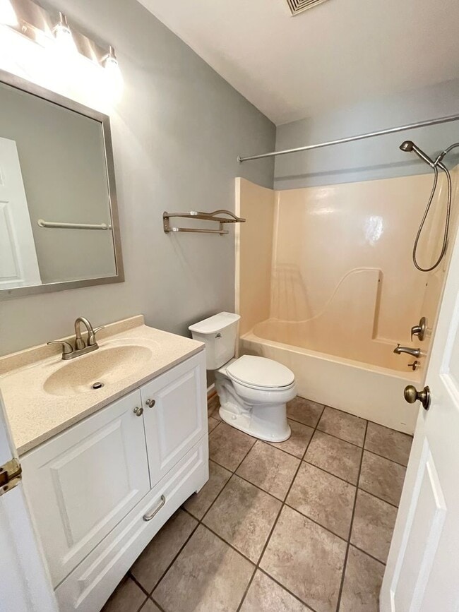 Building Photo - Great location! 4br house w/ parking, large rooms within walking distance to UNC Campus!