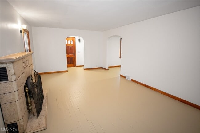 Building Photo - 483 Bank St