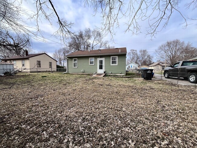 Building Photo - 3007 Mahaska Ave
