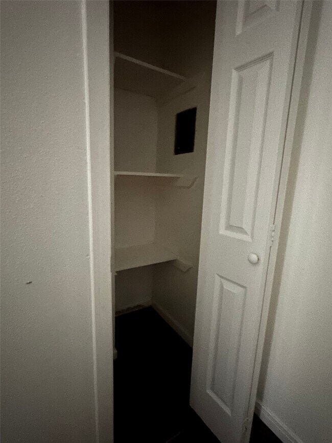 Building Photo - 516 Holiday Dr