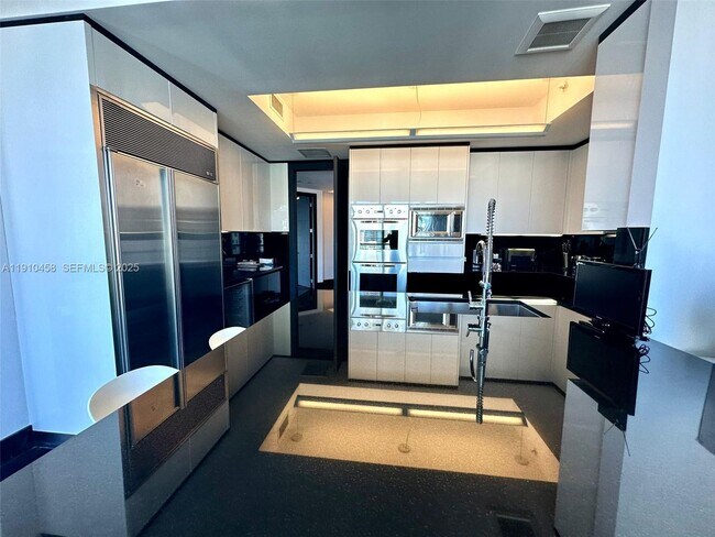 Building Photo - 1425 Brickell Ave