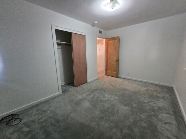 Building Photo - 4 bed, 1 bath House with 1 car garage