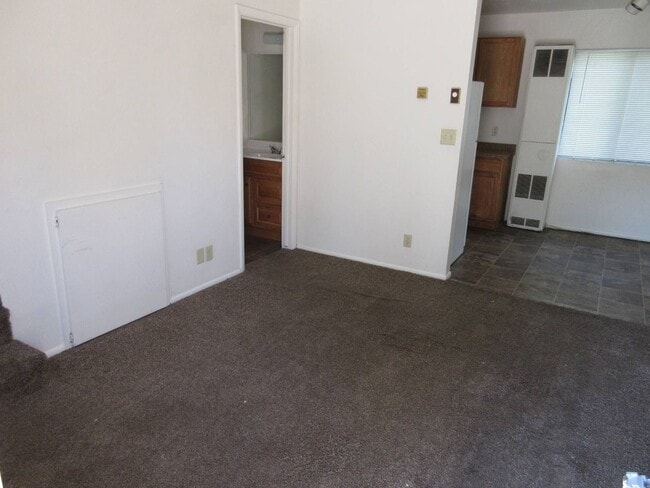 Building Photo - 2 bedroom, 1.5 bathroom, 2 Story Apartment in the Heart of Town