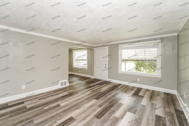Building Photo - 5565 Beechwood Ave