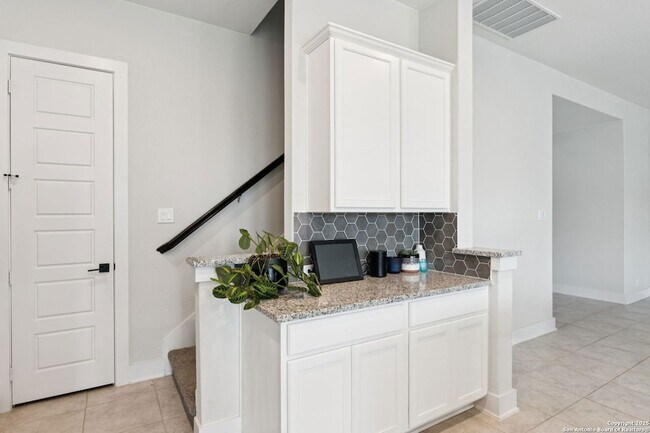 Building Photo - 462 Vamanos