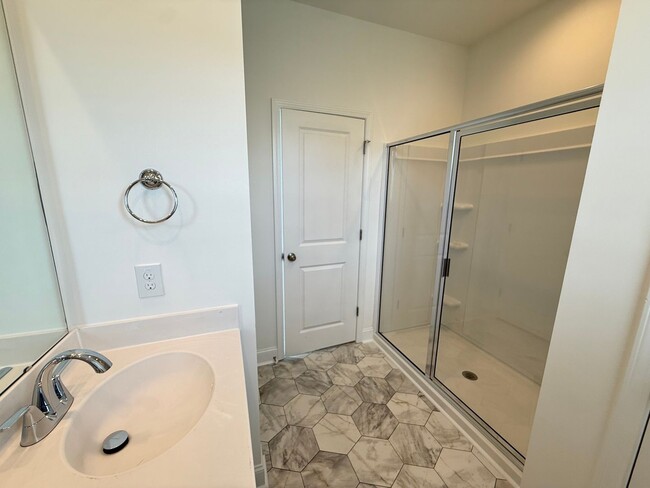 Building Photo - 3 Bedroom 2.5 Bath House in Hawthorne Land...