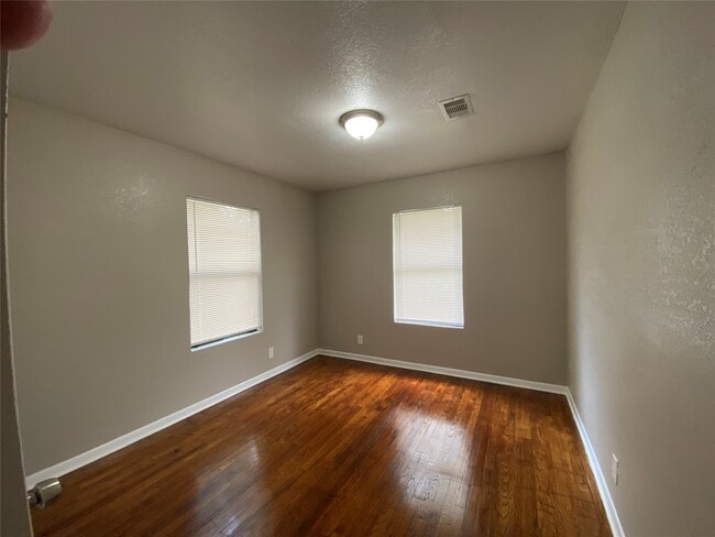 Building Photo - 1305 Zuber Dr