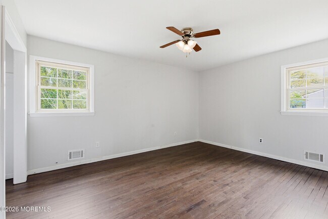 Building Photo - 536 River Dr