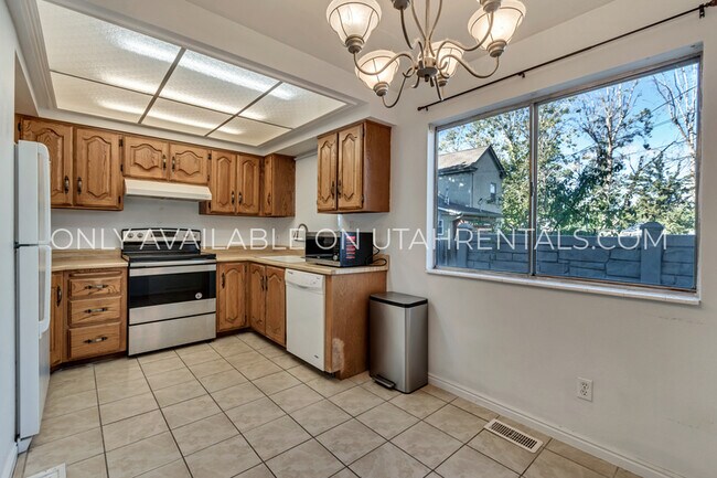 Building Photo - 131 E 500 S