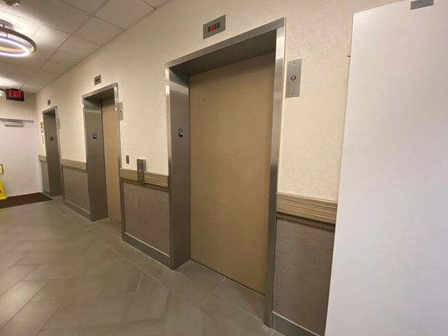Building Photo - 1 Bedroom / 1 Bathroom Condo with Lanai + ...