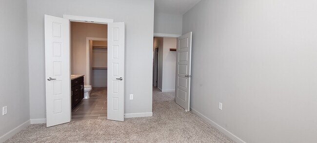 Building Photo - 15881 Valley View Dr