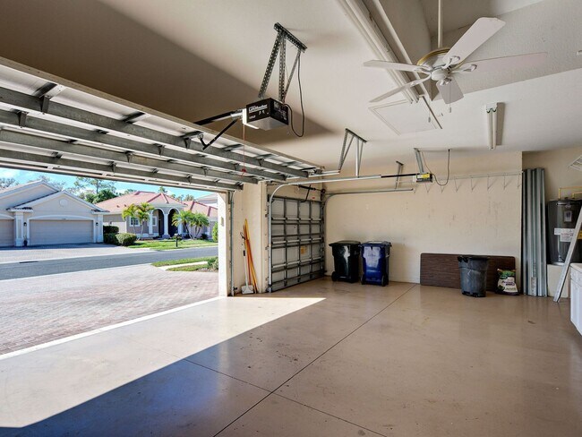 Building Photo - 3BD/2BA/3 Car Garage in Stoneybrook