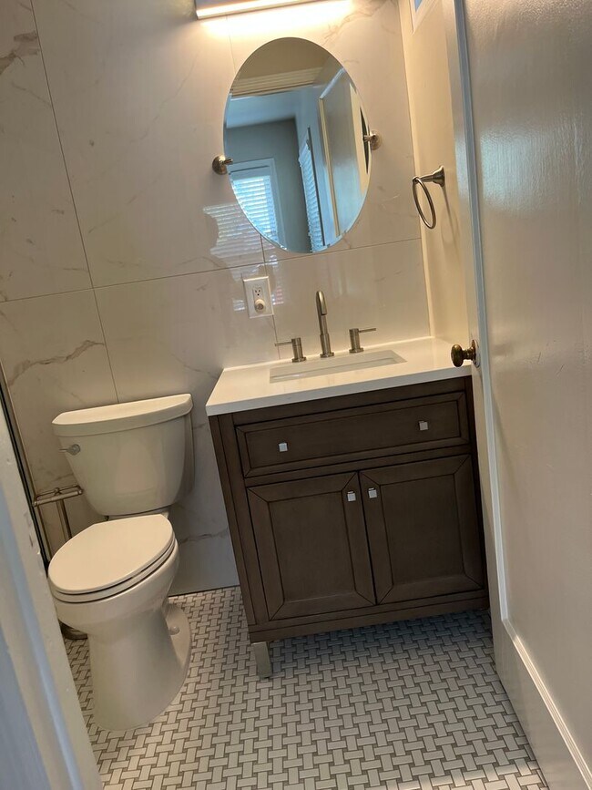 Building Photo - 1 Bedroom / 1 Bathroom Duplex in Old South...