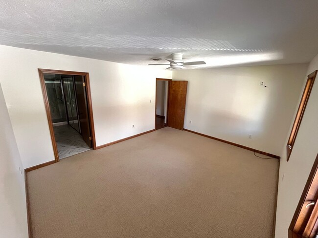 Building Photo - 3 Bedroom Condo