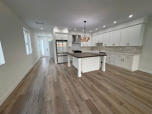 Building Photo - 260 Donax Ave