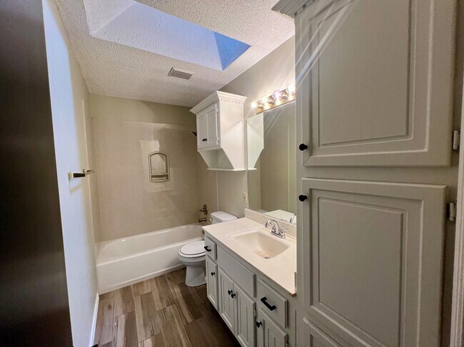 Building Photo - 9300 Buttonwood Ave