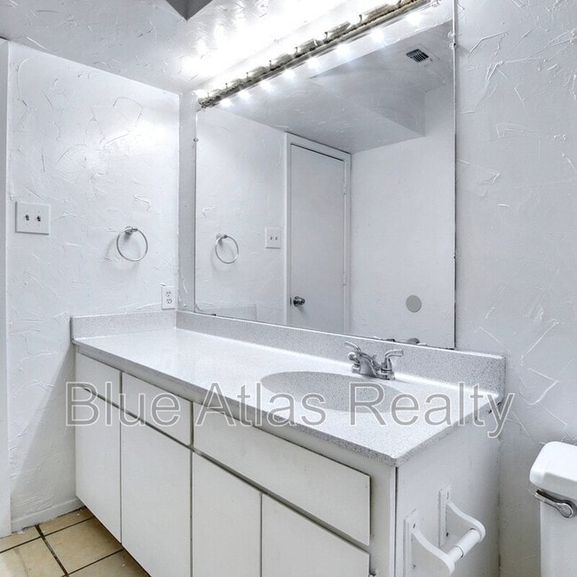 Building Photo - 1705 La Salle Dr