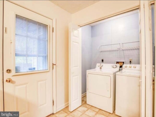 Building Photo - 211 Little River Dr