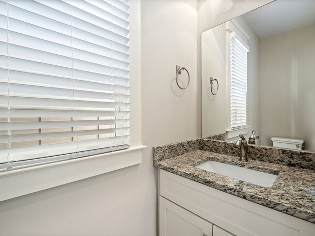 Building Photo - **UPSCALE BUENA VISTA HOME MINUTES FROM GERMANTOWN AND DOWNTOWN NASHVILLE**