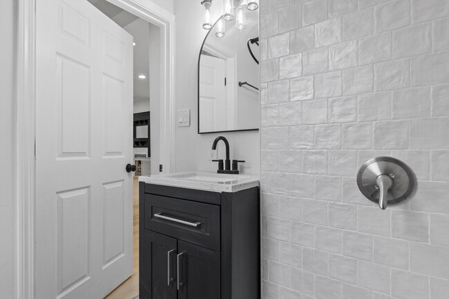 Building Photo - 392 Calderwood Ave