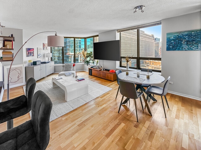 Building Photo - 400 N La Salle Dr