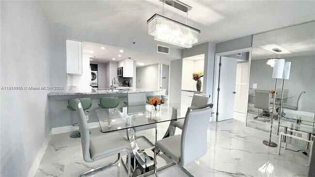 Building Photo - 1717 N Bayshore Dr