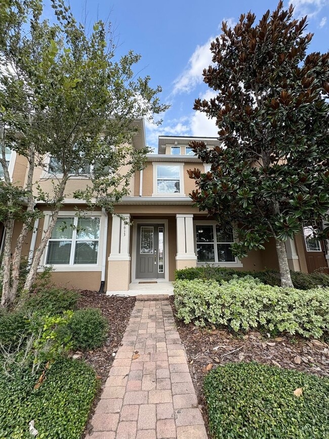 Building Photo - Gorgeous Lake View 3 BR 2.5 bath Luxury To...