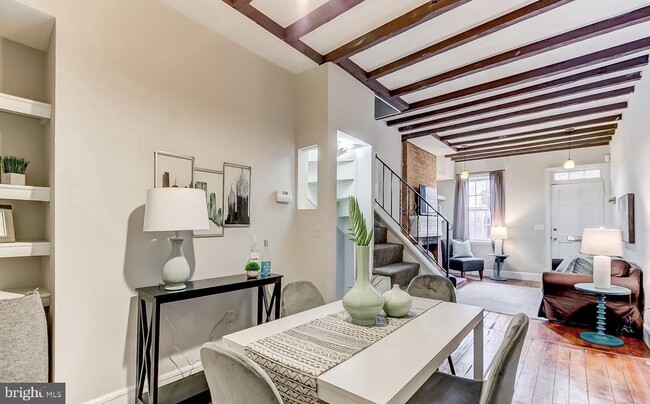 Building Photo - 825 S Charles St