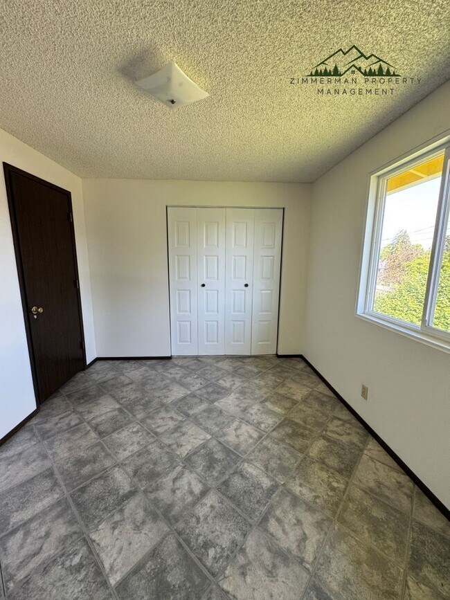 Building Photo - 2 Bedroom 1 Bath Duplex in Springfield