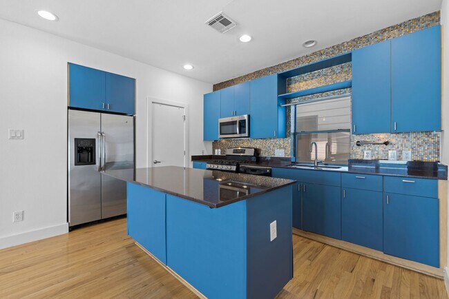 Building Photo - Contemporary Townhome Steps from Downtown/...