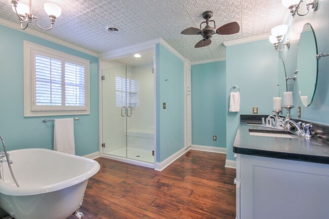 Building Photo - 4 BR 2/2 BA Large Fenced in Back Yard! Chef's Kitchen! Upstairs Bonus Room! 2 Car Garage