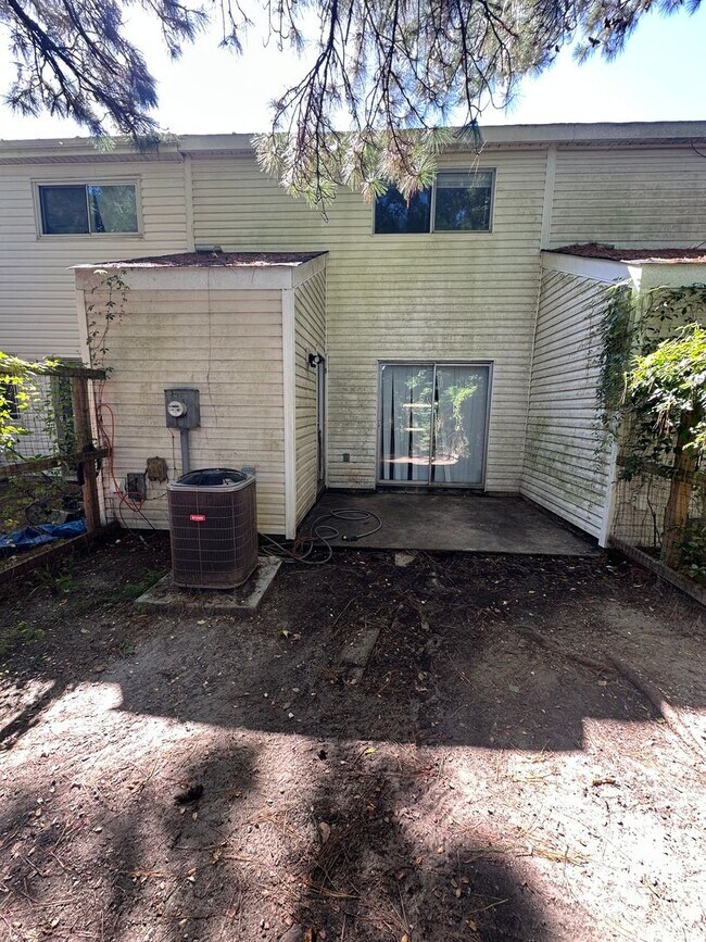 Building Photo - Available Now! Townhouse in Jacksonville