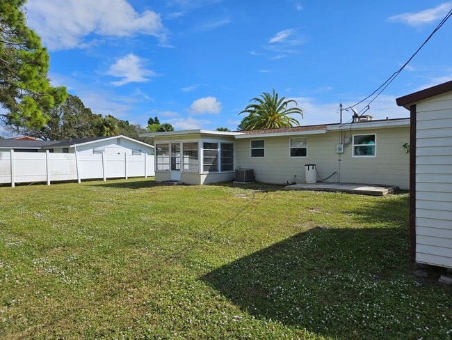Building Photo - Annual Unfurnished Cute Florida Home with a private backyard for enjoying the Florida Lifestyle! ...