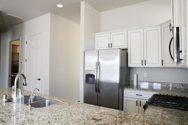 Building Photo - 2 Bed, 2 Bath Townhome