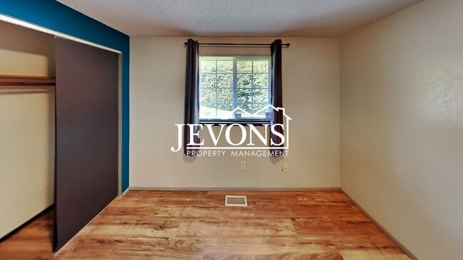 Building Photo - $900 Rent Credit | 3-bedroom single-family home near Randall Park with access to schools, shoppin...