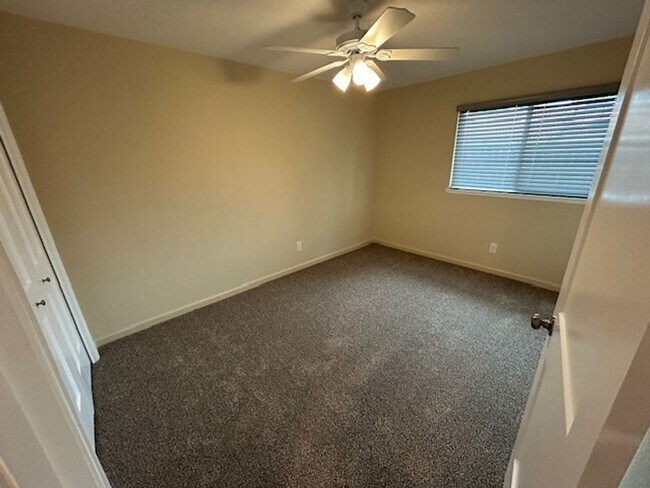 Building Photo - Beautiful Newly Remodeled 2 Bedroom 1.5 Bathroom in SE Visalia!